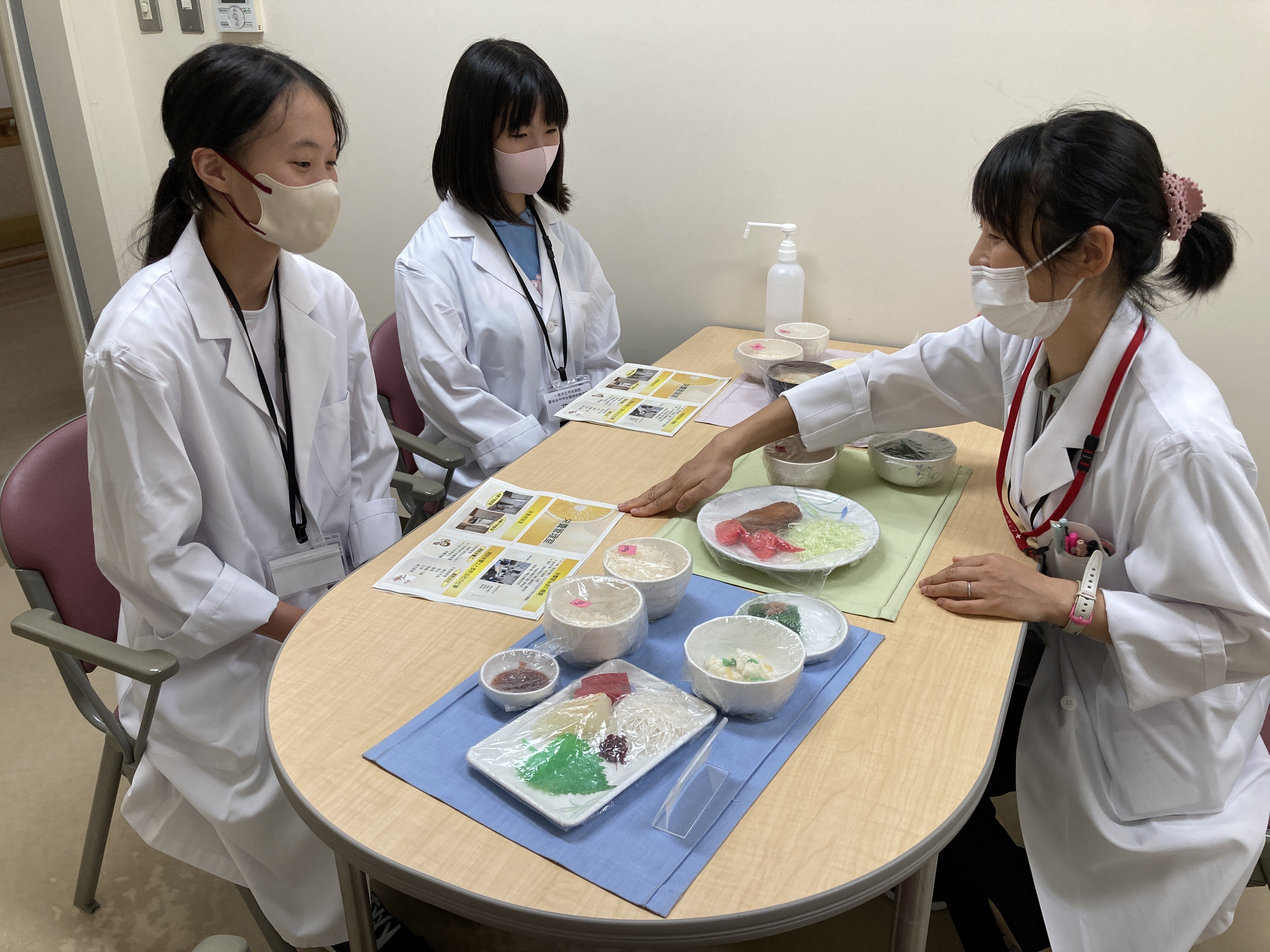 栄養管理室の職場体験学習の様子
